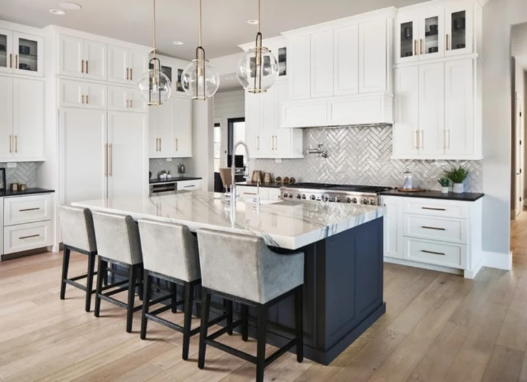 Kitchen remodeling in white tones, kitchens by CNG Contracting